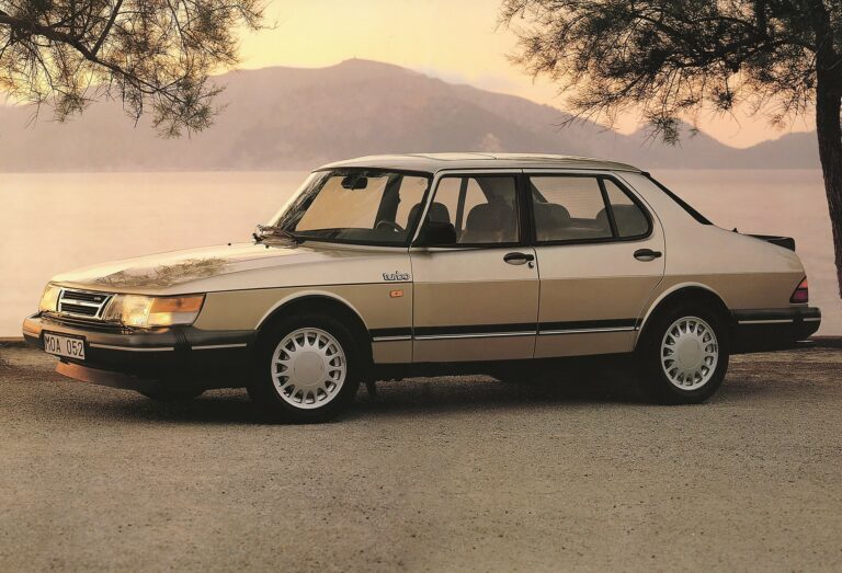 La SAAB 900